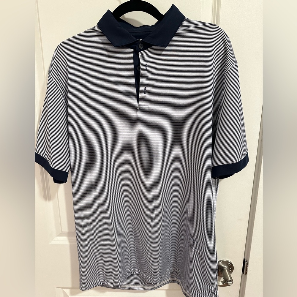 Mizzen+Main WILSON TRIM FIT STRIPE PERFORMANCE POLO IN NAVY/ WHITE, LARGE